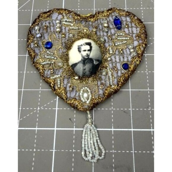 Antique Mourning Soldier Portrait Jeweled Heart Frame Soldier Metallic Thread Vi - Picture 1 of 4